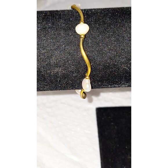 A Pearl and Gold Tone Stretchy Bracelet Elegant Dainty Feminine Minimalist - Picture 3 of 7
